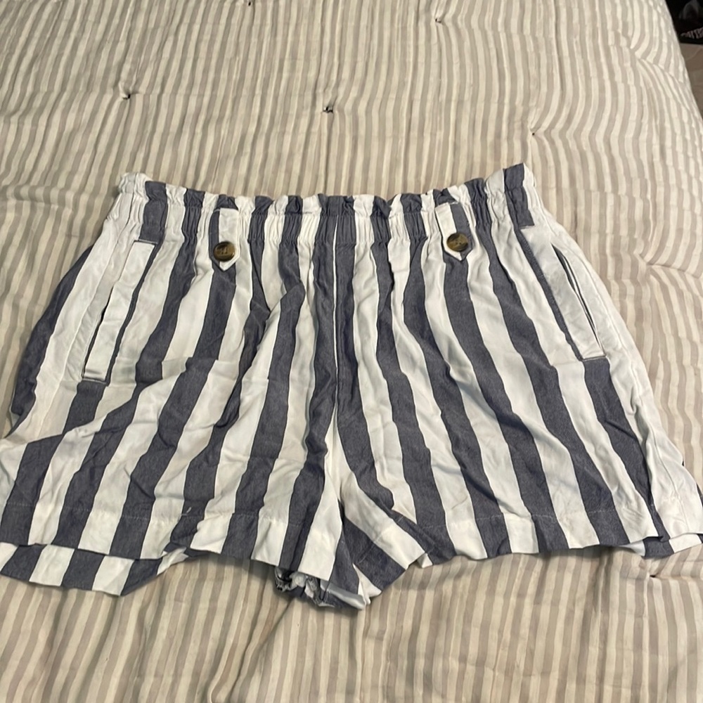 Woman’s XL American Eagle Striped Dress Shorts